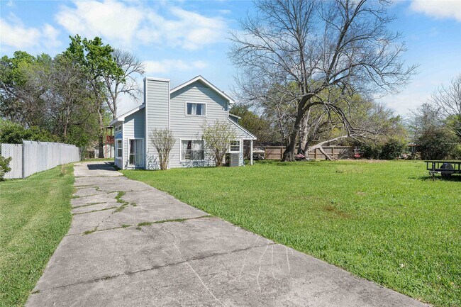 Building Photo - 10496 Summit Dr