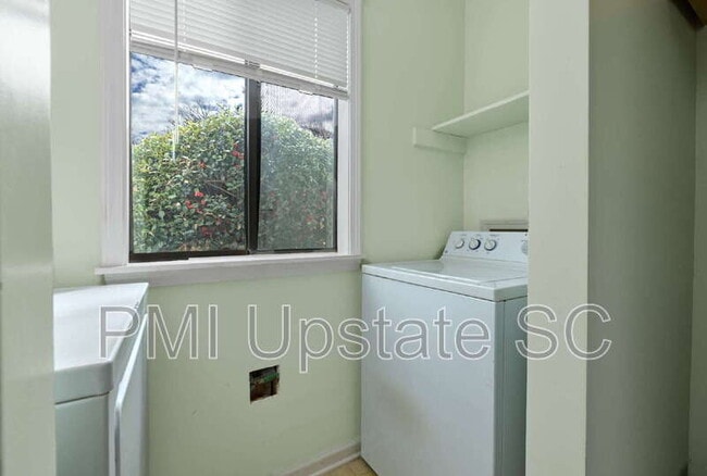 Building Photo - 100 Buttercup Way