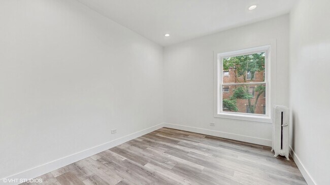 Building Photo - 6500 N Bosworth Ave