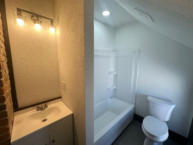 Building Photo - Completely Renovated 3 bed/2 bath