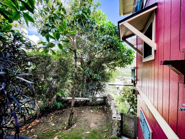 Building Photo - Pet Friendly 2-Bedroom Palolo Duplex