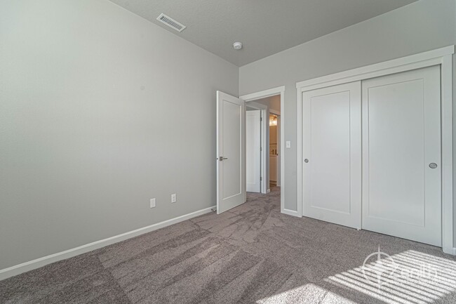 Building Photo - $1000 OFF RENT! Modern 3 Bedroom Vancouver...