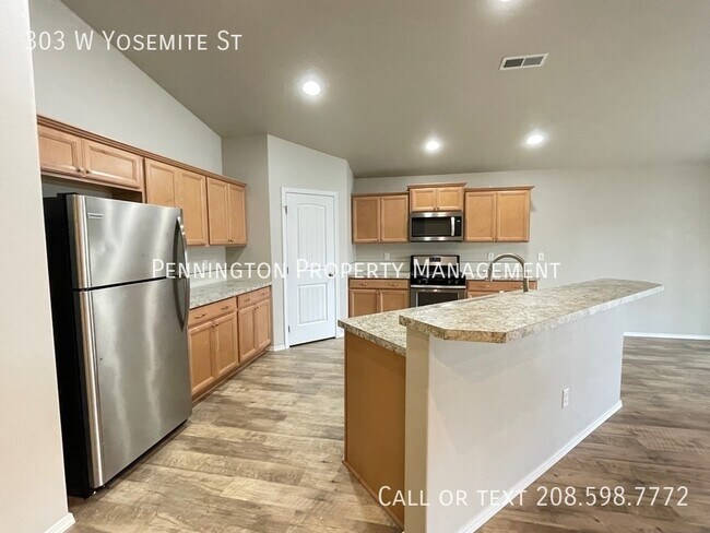 Building Photo - 303 W Yosemite St