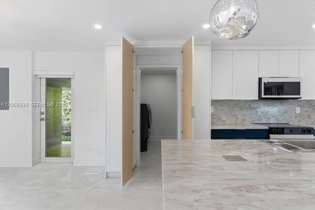 Building Photo - 291 Shore Dr E