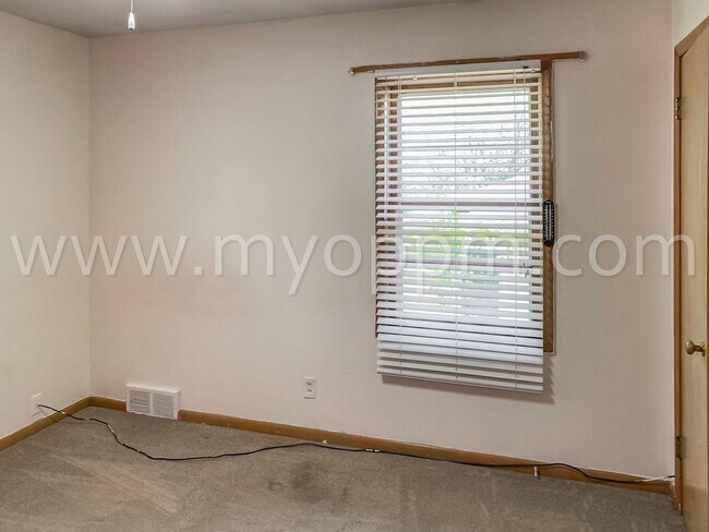 Building Photo - Raised Ranch | 3 Bedroom 2 Bathroom Home | Benson