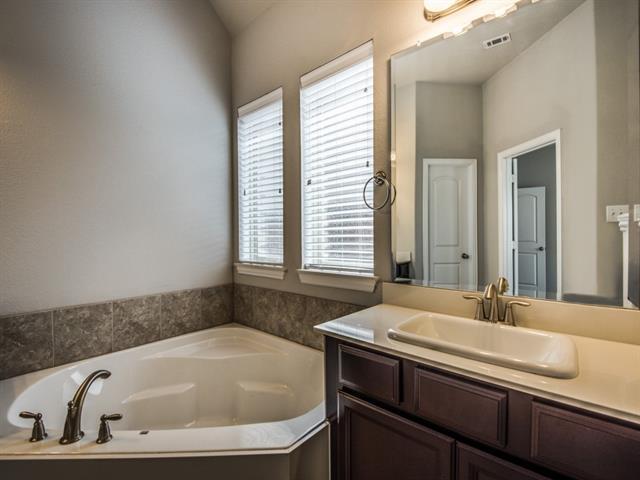 Building Photo - 812 Llano Falls Dr