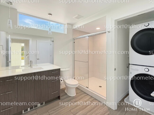 Building Photo - "Spacious 3-Bed Townhouse with Scenic Views in Seattle's Desirable Magnolia Neighborhood!"