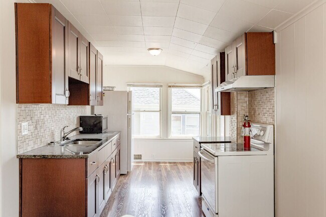 Building Photo - Blackstone Duplex