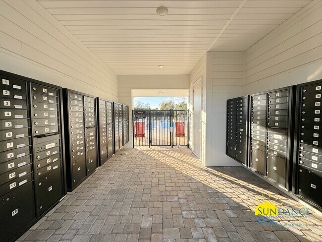 Building Photo - Modern 3 Bedroom Home with Community pool!