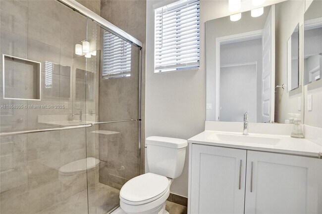 Building Photo - 10590 Mira Vista Dr