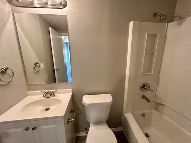 Building Photo - 3 BEDROOM 2 BATHROOM RANCH STYLE HOME IN PIKE!