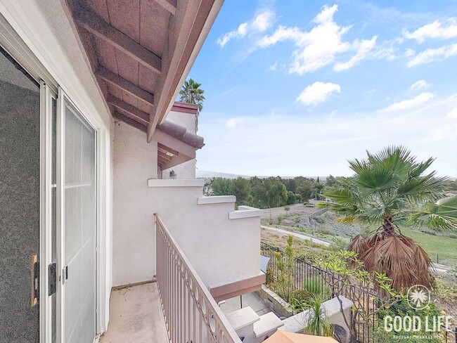 Building Photo - Modern comfort meets coastal living in thi...