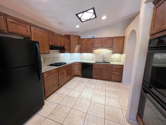 Kitchen - 635 S Vía Entrada