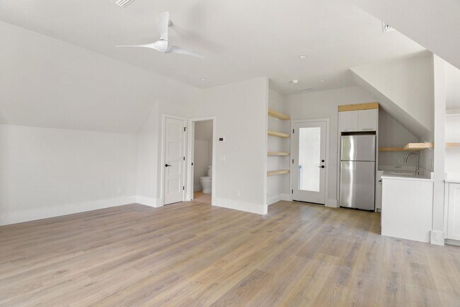 Building Photo - 3222 Holliday Ave