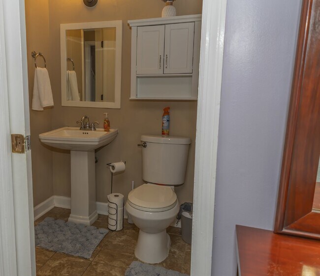 Building Photo - Spacious Stay for Crews | 4BR + Parking + ...
