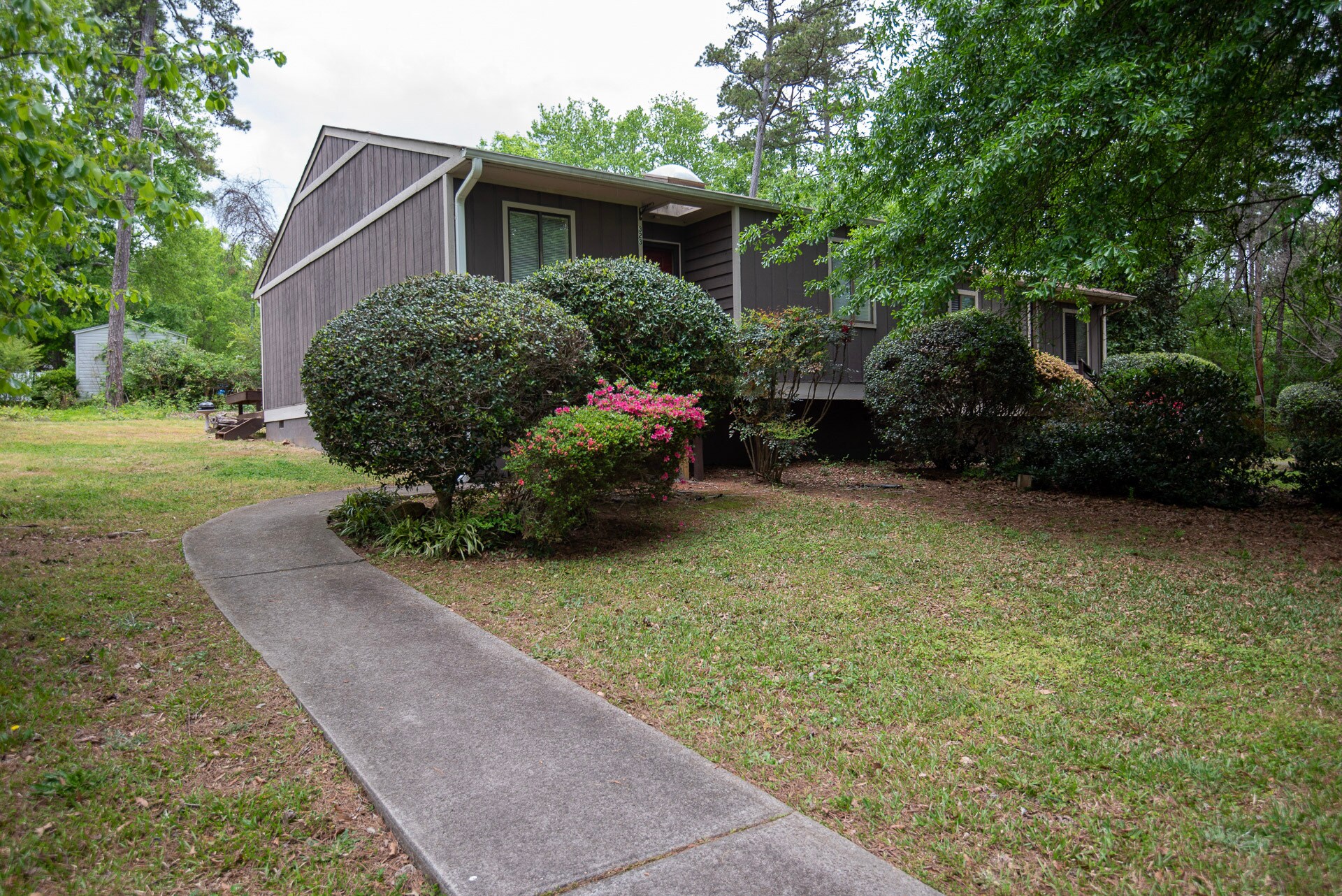 Building Photo - 303 Chesswood Dr