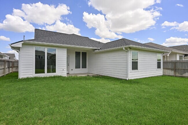 Building Photo - Immediate Move in - 3 Bedroom, 2 Bathroom Home in Rudder Pointe with Open Concept