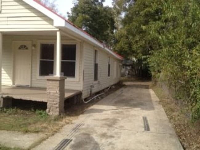 Building Photo - **ON HOLD**3 Bedroom / 2 Bathroom Home for...
