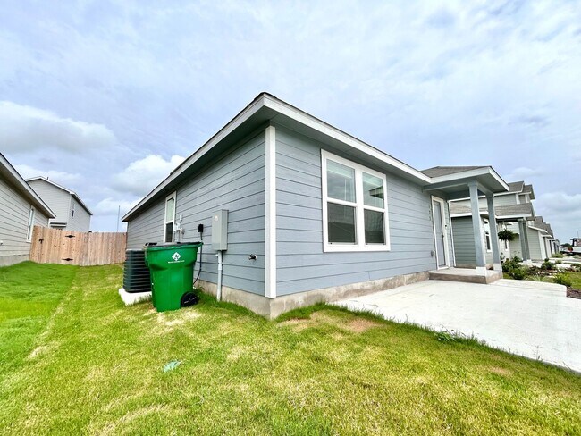 Building Photo - Charming 3/BR 1/BA Home with Spacious Back...