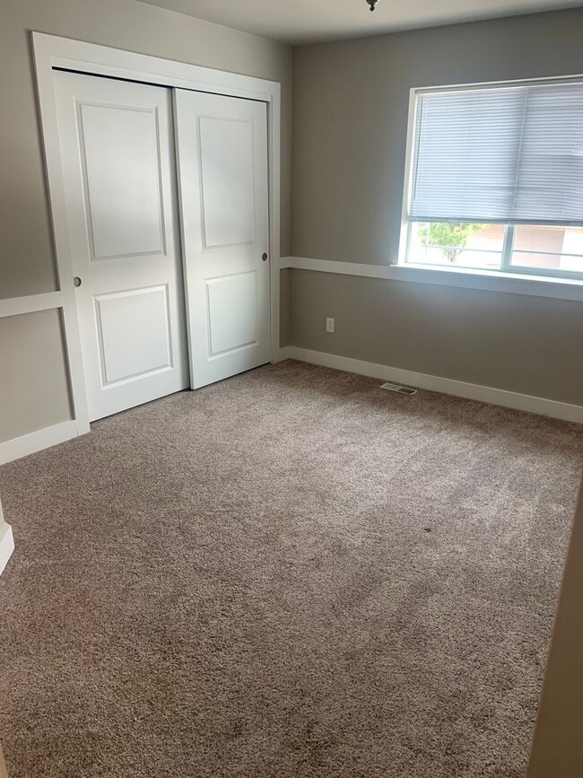 Building Photo - 2 bedroom Townhome
