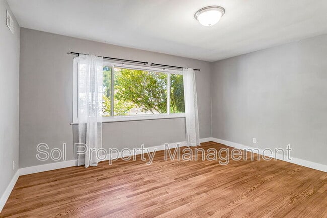 Building Photo - 1401 Laurent St