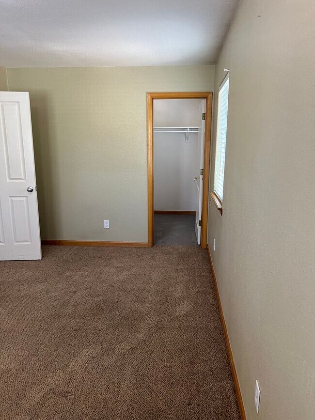 Building Photo - AVAILABLE NOW - BEAUTIFUL 6 bedroom home F...