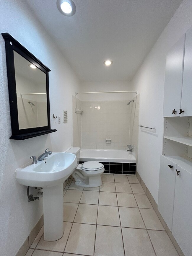 Building Photo - 5550 N Braeswood Blvd