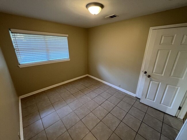 Building Photo - Newly updated!  3 bedroom, 1.5 bath home o...