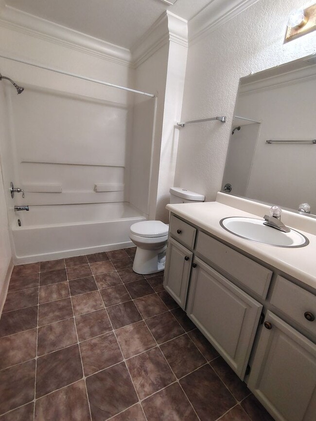 Building Photo - 932 Inez Dr