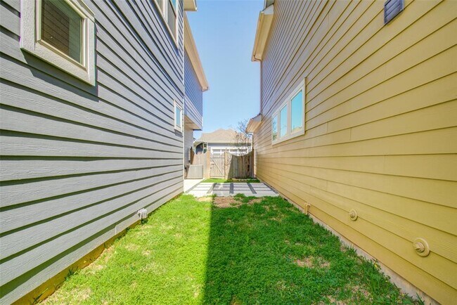 Building Photo - 18118 Moonlit River Dr