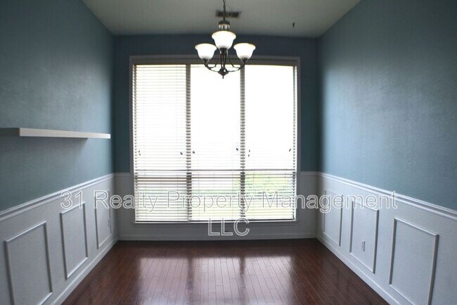 Building Photo - 1013 Clear Creek Dr