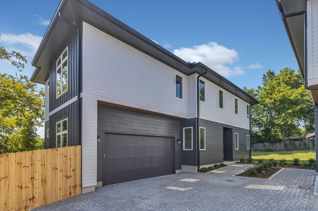 Building Photo - 5917 Robertson Ave