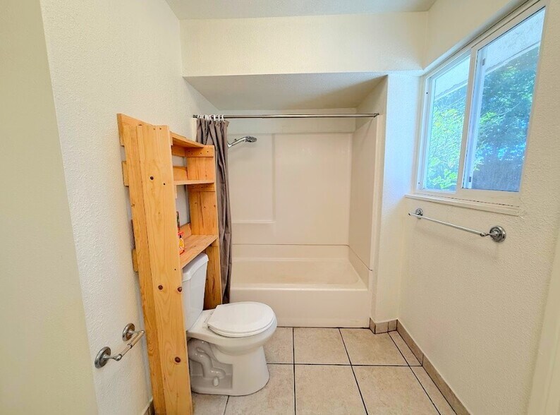 Building Photo - 2972 Bedford Dr