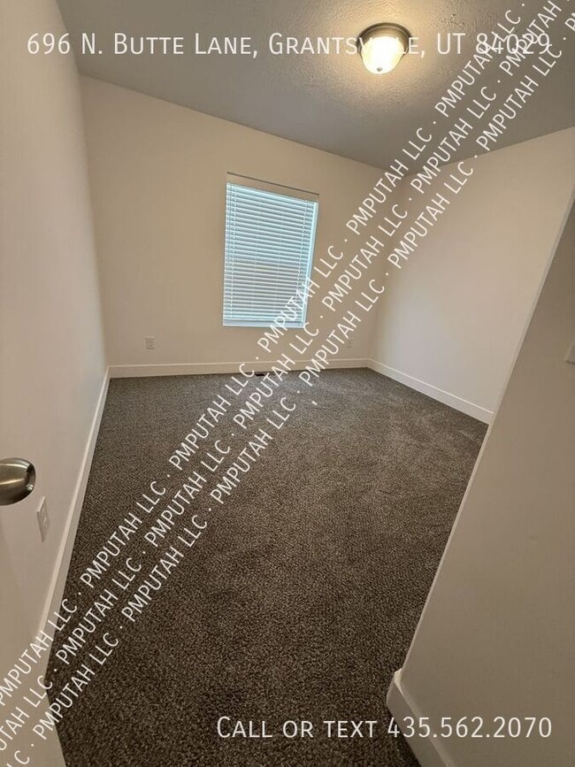 Building Photo - 696 Butte Ln