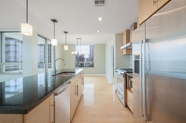 Building Photo - Luxurious 2 Bedroom, 2 Bath High Rise in D...