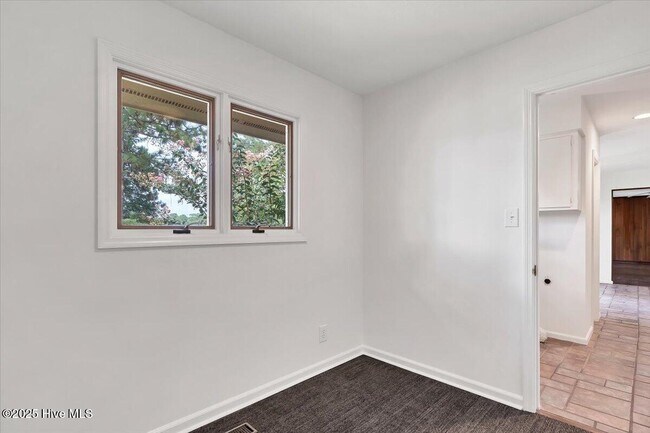 Building Photo - 60 Pine Lake Dr