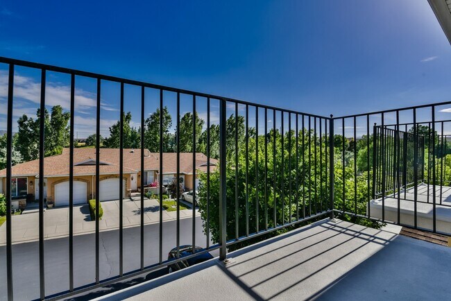 Building Photo - Beautiful Townhome in Great Location!