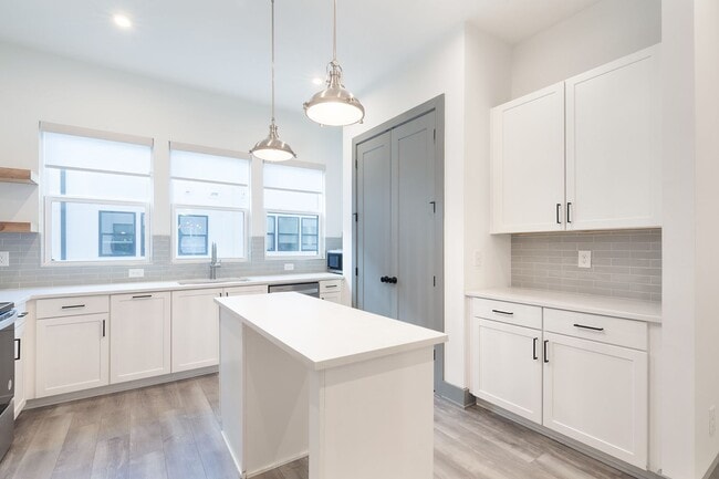 Building Photo - Beautiful 2bd/2.5ba Contemporary Townhome ...