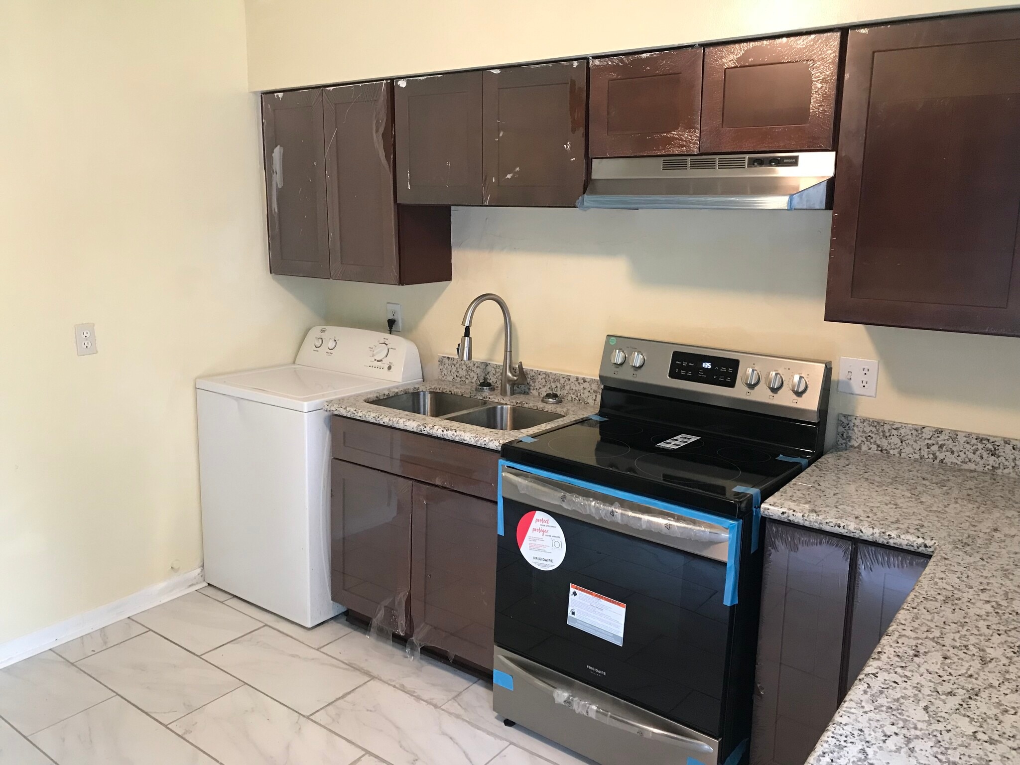 Building Photo - 944 Geranium St