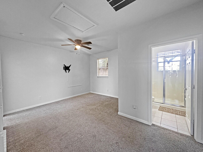 Building Photo - 1452 NW Leonardo Cir