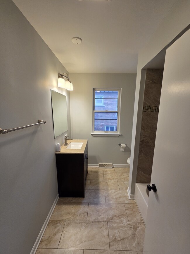 Building Photo - 1311 Kenmore Ave