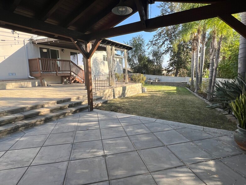 Building Photo - 4228 Calavo Dr