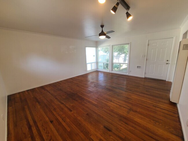 Building Photo - Spacious Ocean Beach 2 bed 1 bath just a f...