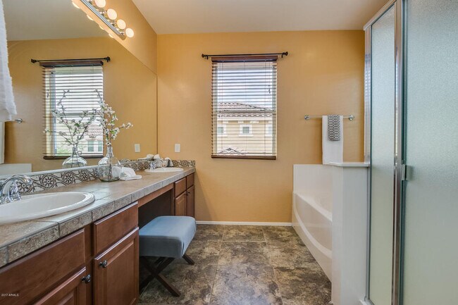 Building Photo - GREAT LOCATION!  Fabulous move-in ready 5 bed /3 bath home in south Tempe