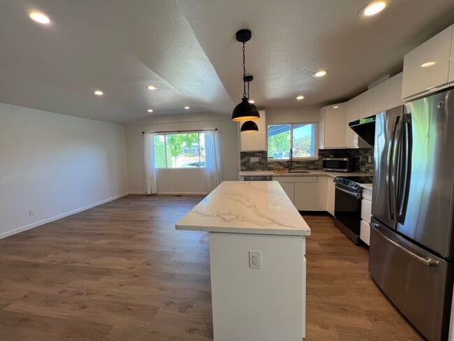 Building Photo - 4BD/2BA Newly Remodelled Cambrian Park Hom...