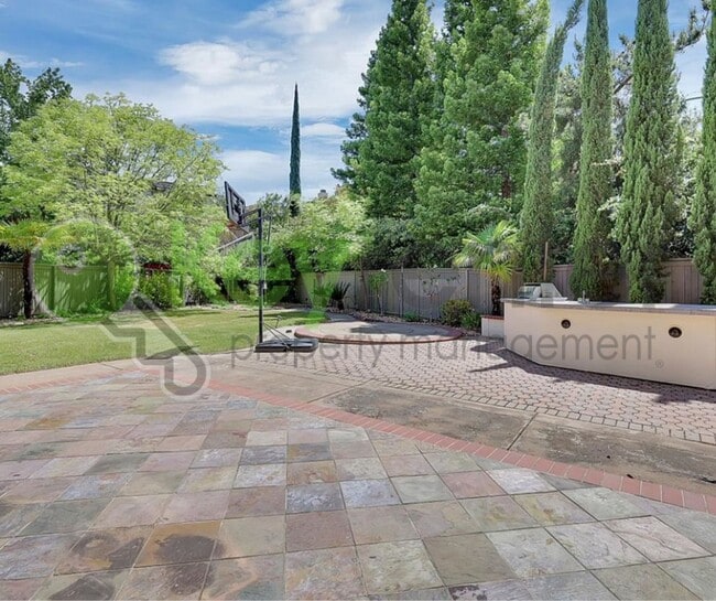 Building Photo - 208 Otter Glen Ct