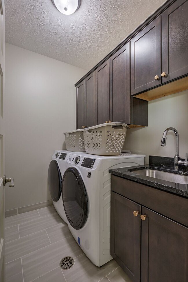 Building Photo - Modern 3BR Retreat | Penthouse + Skyline V...