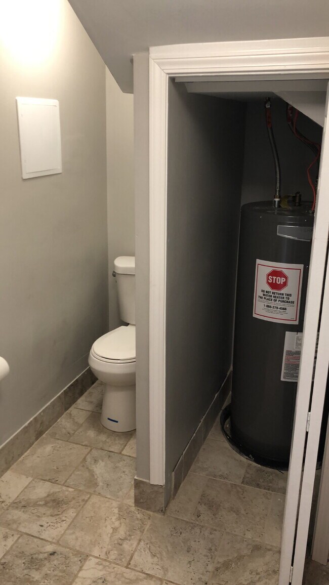 Building Photo - 3 bedroom in Glassport! Sign a lease befor...