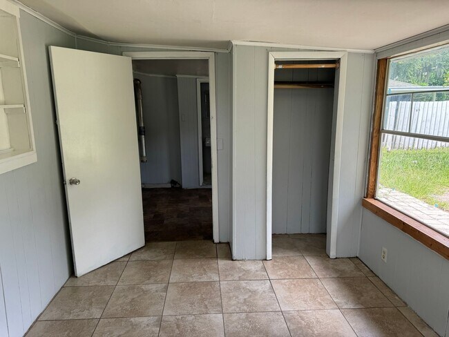 Building Photo - 3BR/2BA Zephyrhills Home with 2 Sheds, Lar...