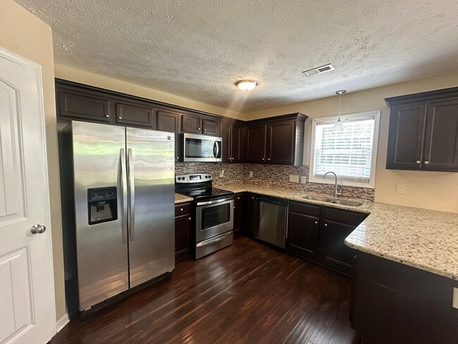 Building Photo - Beautiful 3 Bed 2.5 Bath Home with Spacious Fenced Yard